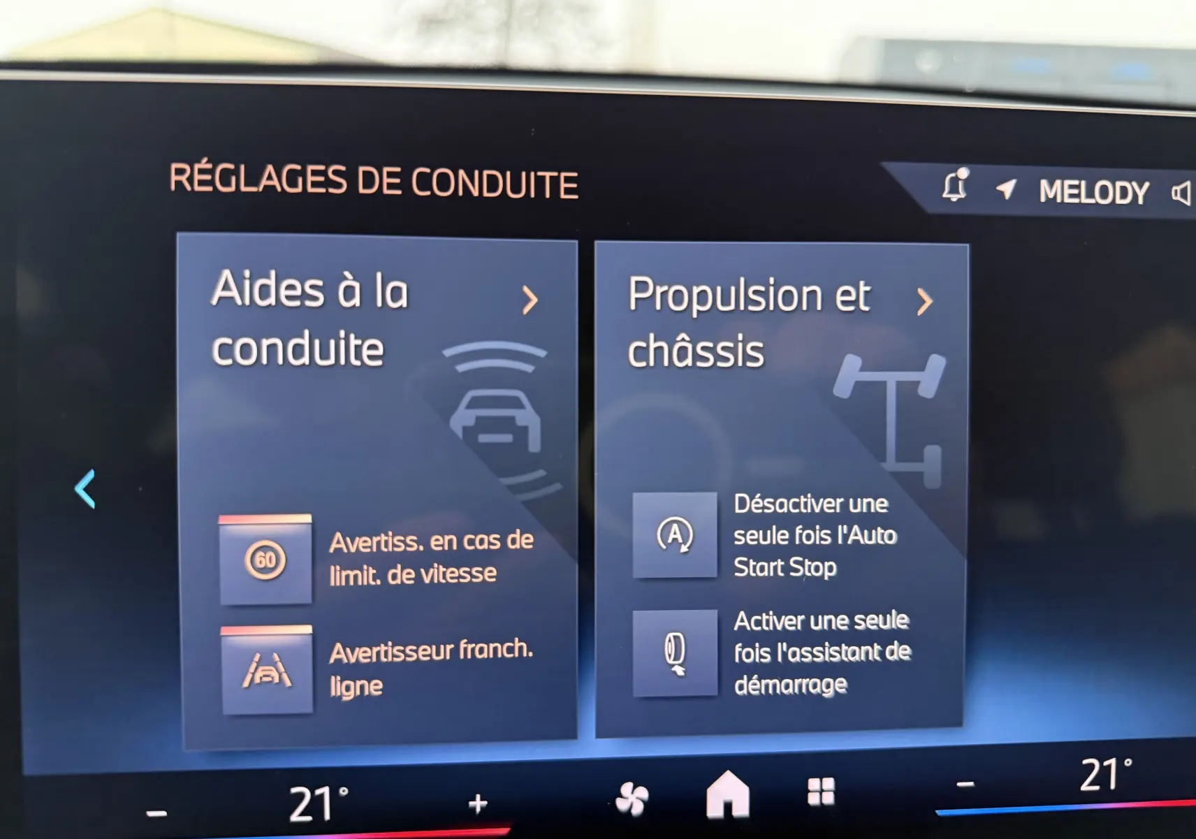 Vue intérieure des sièges arrière en cuir noir avec surpiqûres bleues du BMW X1 20D M Sport 2025.