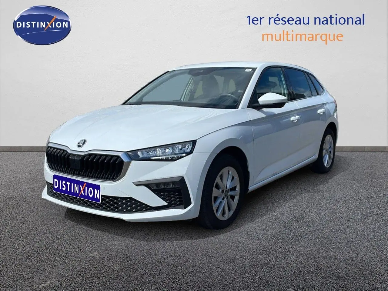 SKODA SCALA blanc glacier en 3/4 avant droit, avec calandre noire et jantes alliage 16 pouces.