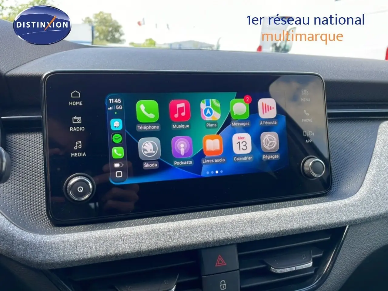 Écran tactile central de la Skoda Scala 2025 affichant l'interface Apple CarPlay avec commandes intégrées.
