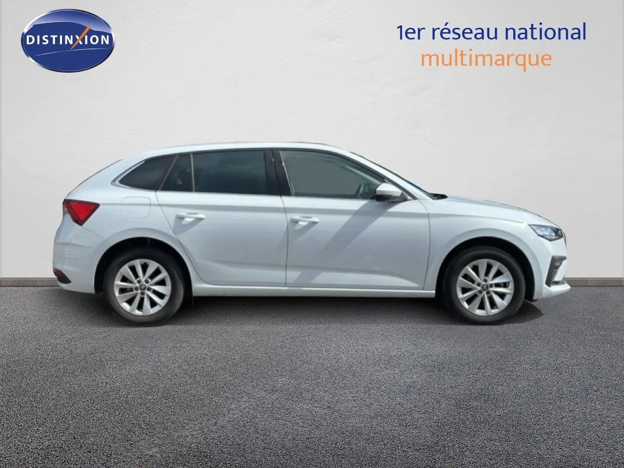 Profil droit d’une Skoda Scala blanc glacier 2025, avec jantes alliage et lignes épurées sur fond neutre.