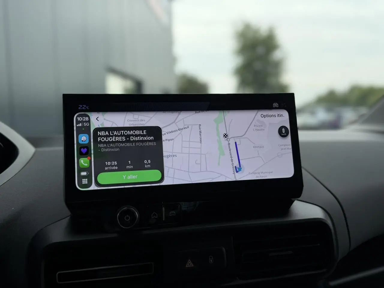 Écran tactile 10 pouces du Peugeot Rifter 2026 affichant la navigation GPS avec itinéraire en cours.