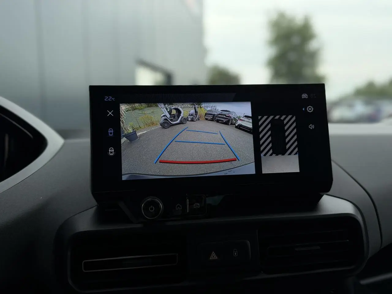 Écran tactile intérieur du Peugeot Rifter gris acier montrant la caméra de recul avec guidage dynamique.