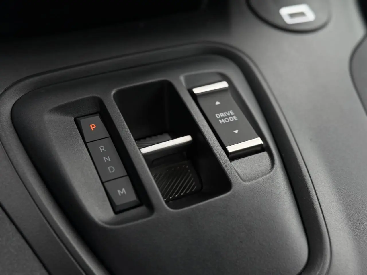 Gros plan sur la console centrale noire du Peugeot Rifter 2026 avec boutons de boîte auto et sélection Drive Mode.