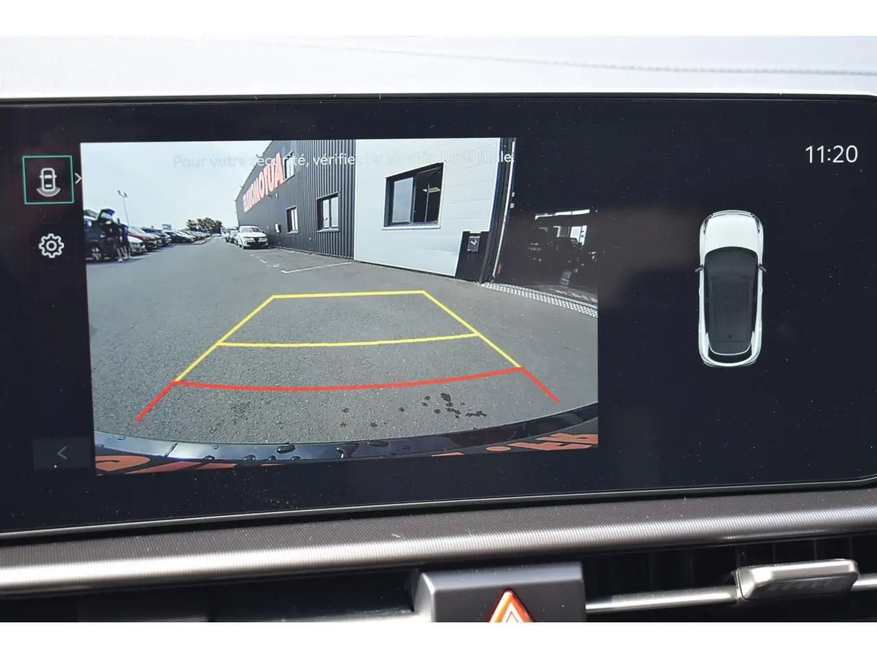 Écran tactile affichant la caméra de recul du Kia Sportage noir avec lignes de guidage dynamiques.