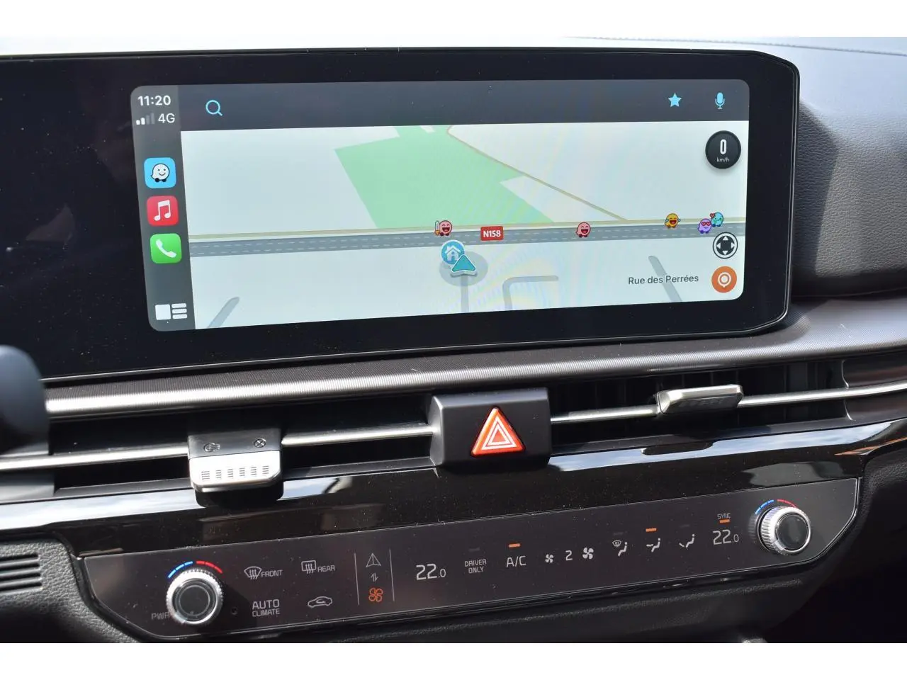 Vue rapprochée de la console centrale du Kia Sportage noir 2026, écran tactile 12,3 pouces avec navigation affichée.