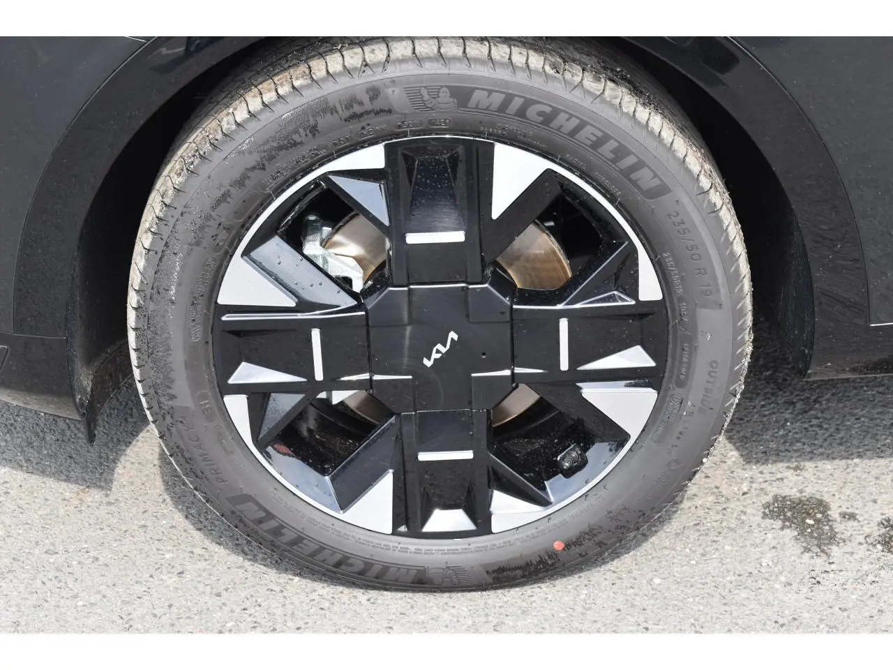 Gros plan sur la jante 19 pouces noire et argentée du Kia Sportage Hybride 2026, avec pneu Michelin visible.
