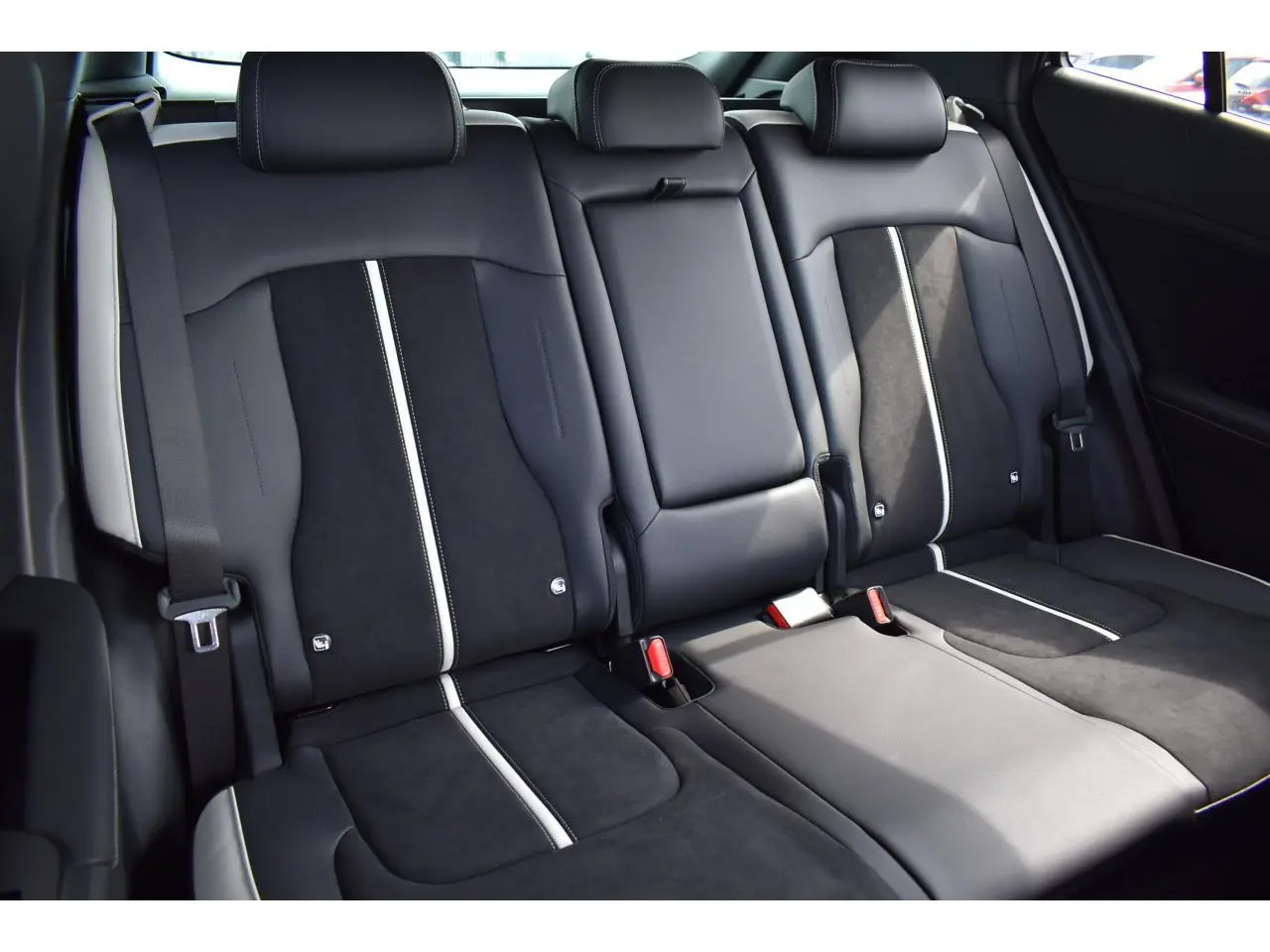 Vue rapprochée des sièges arrière bi-ton noir et gris du Kia Sportage hybride 2026, finition GT-Line.