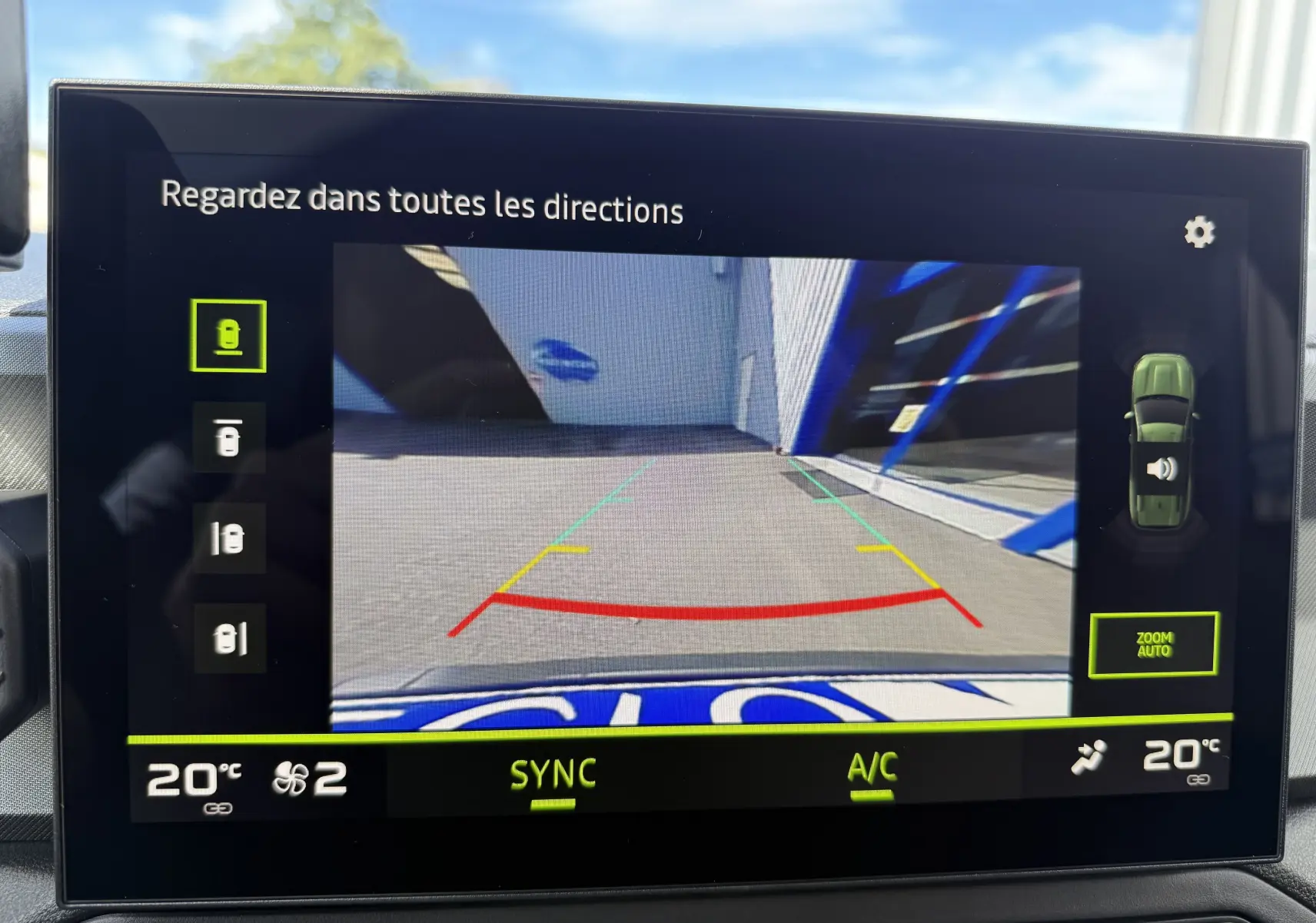 Écran de caméra de recul du Dacia Bigster noir nacré, affichant les lignes d'aide au stationnement arrière.