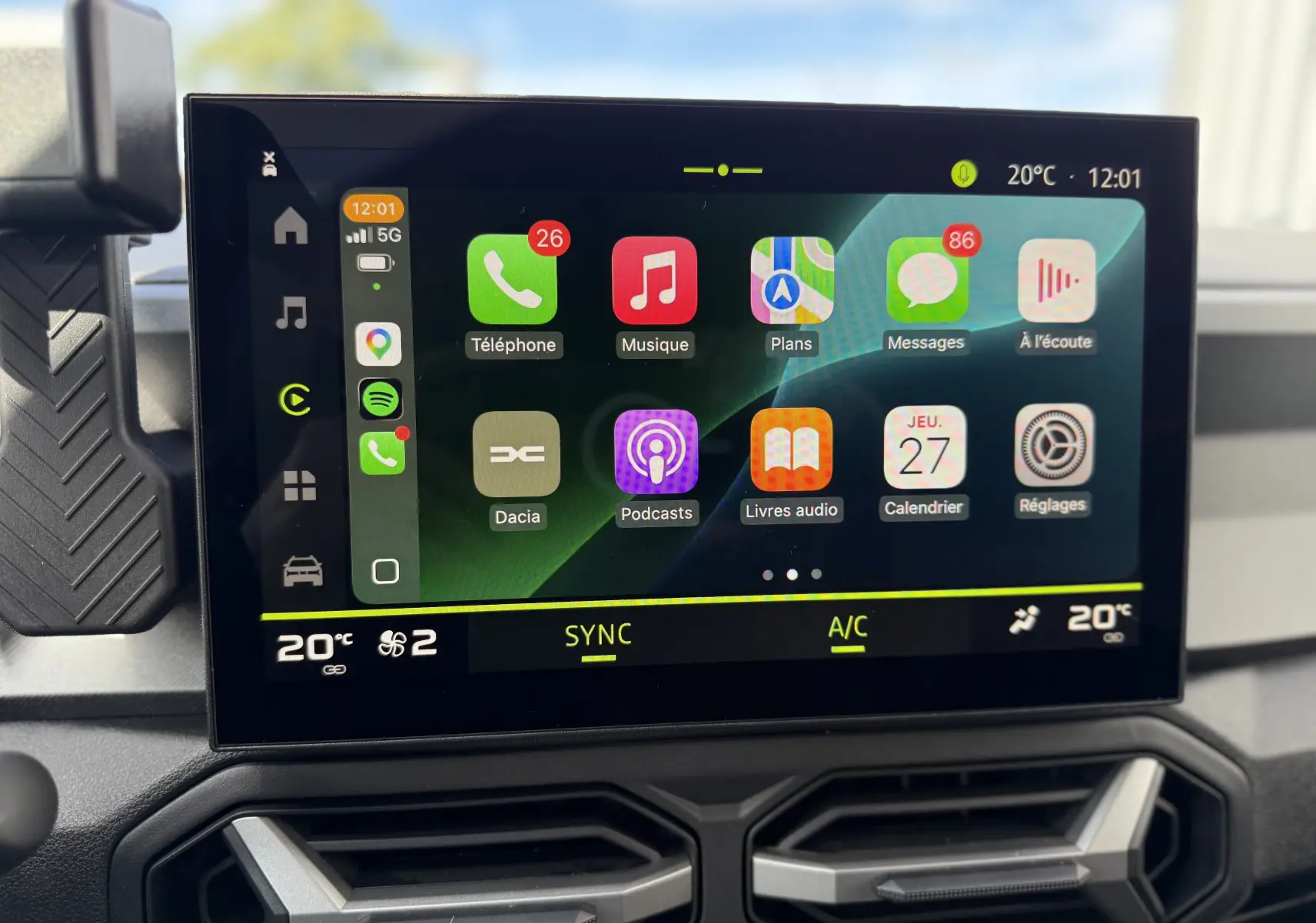 Écran tactile central du tableau de bord du Dacia Bigster Hybrid 155 Journey, affichant les applications connectées.