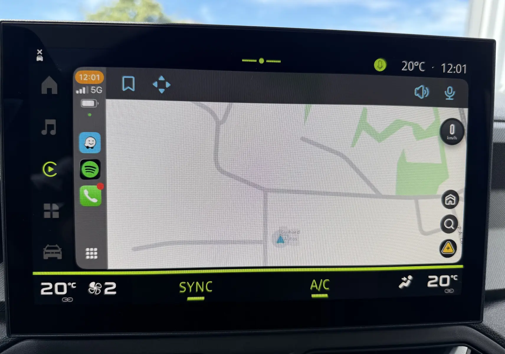 Écran tactile central du Dacia Bigster Hybrid 155 Journey 2026 montrant la navigation et la climatisation à 20°C.