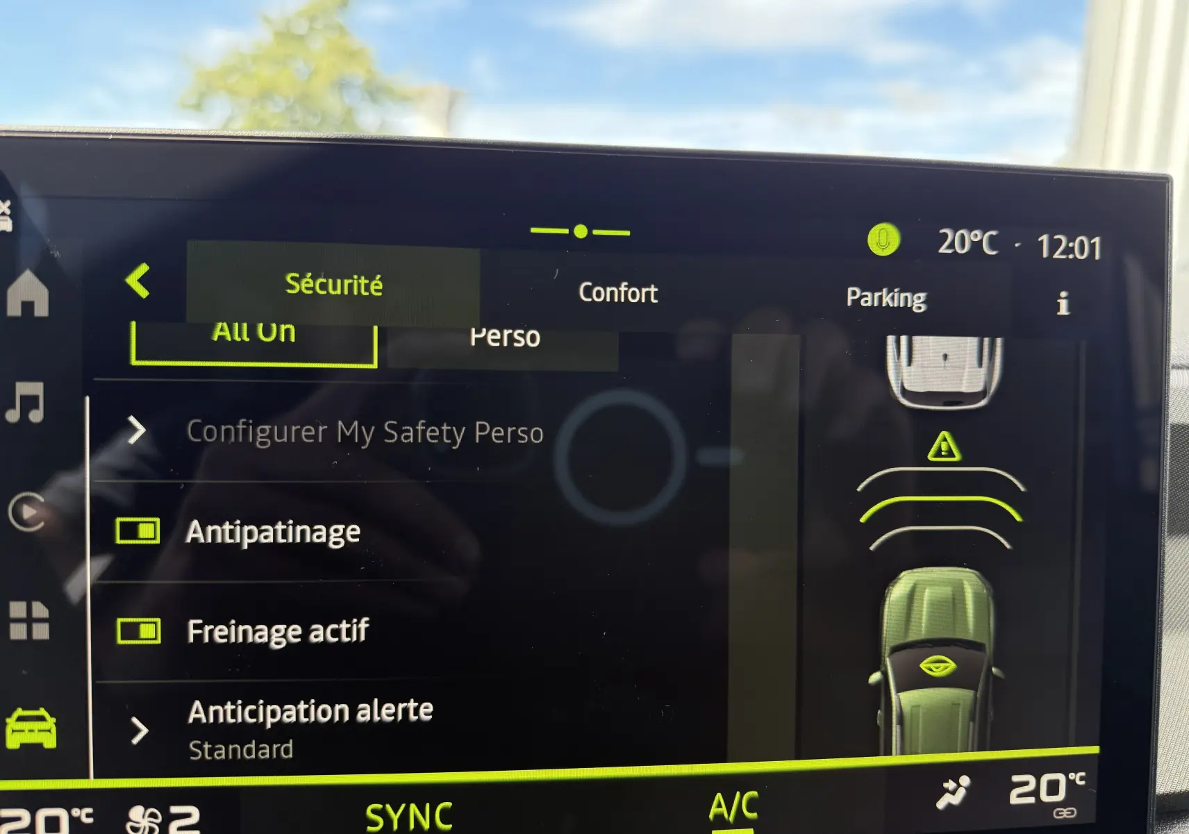 Écran tactile intérieur du Dacia Bigster Hybrid 155 noir nacré montrant les réglages de sécurité et assistance au stationnement.