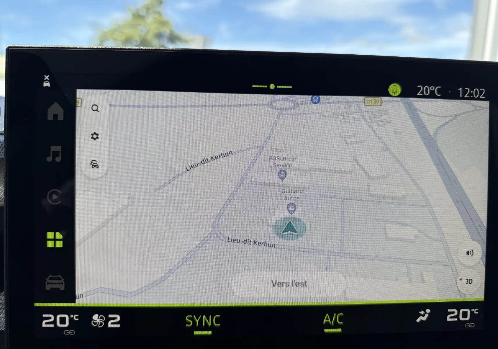 Écran tactile intérieur du Dacia Bigster Hybrid 155 Journey 2026 affichant la navigation et la climatisation à 20°C.