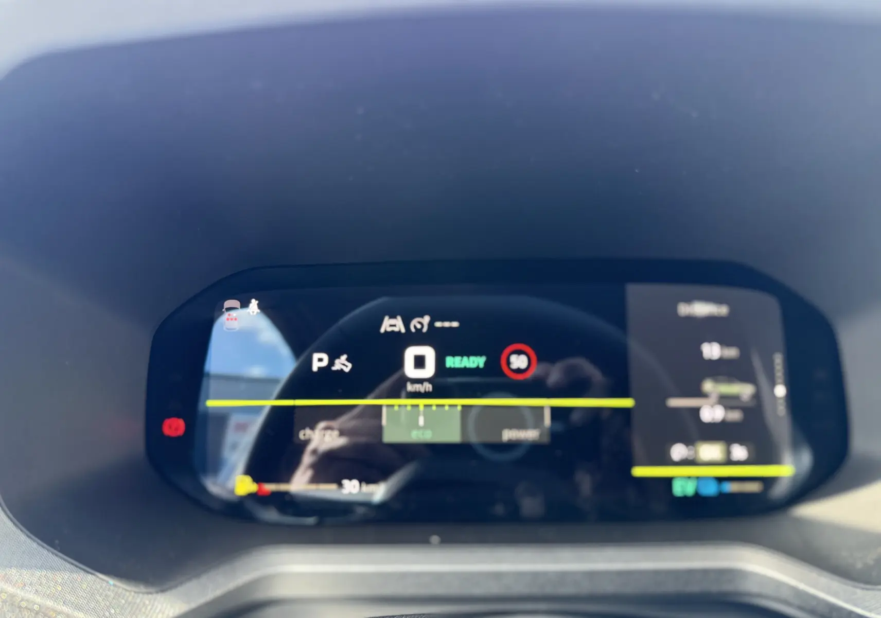 Vue rapprochée du tableau de bord numérique du Dacia Bigster Hybrid 155 Journey affichant la vitesse à 0 km/h et l'état prêt.