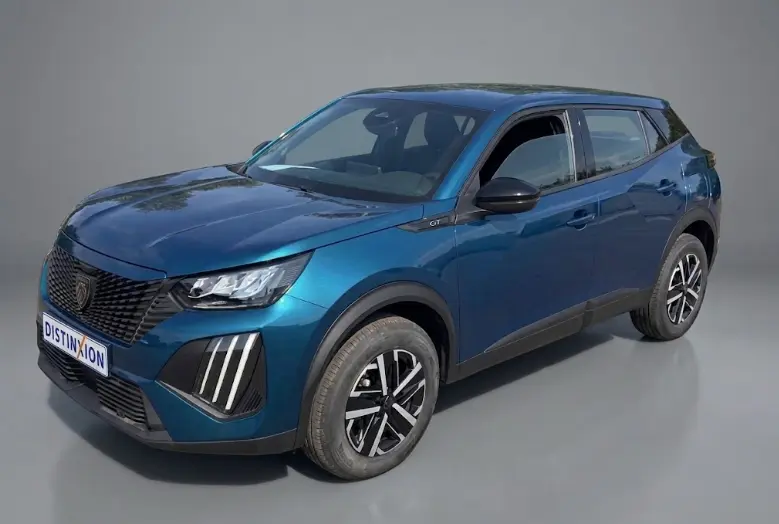 Peugeot 2008 Hybrid bleu 3/4 avant droit, avec calandre noire et feux LED distinctifs, version Style 2025.