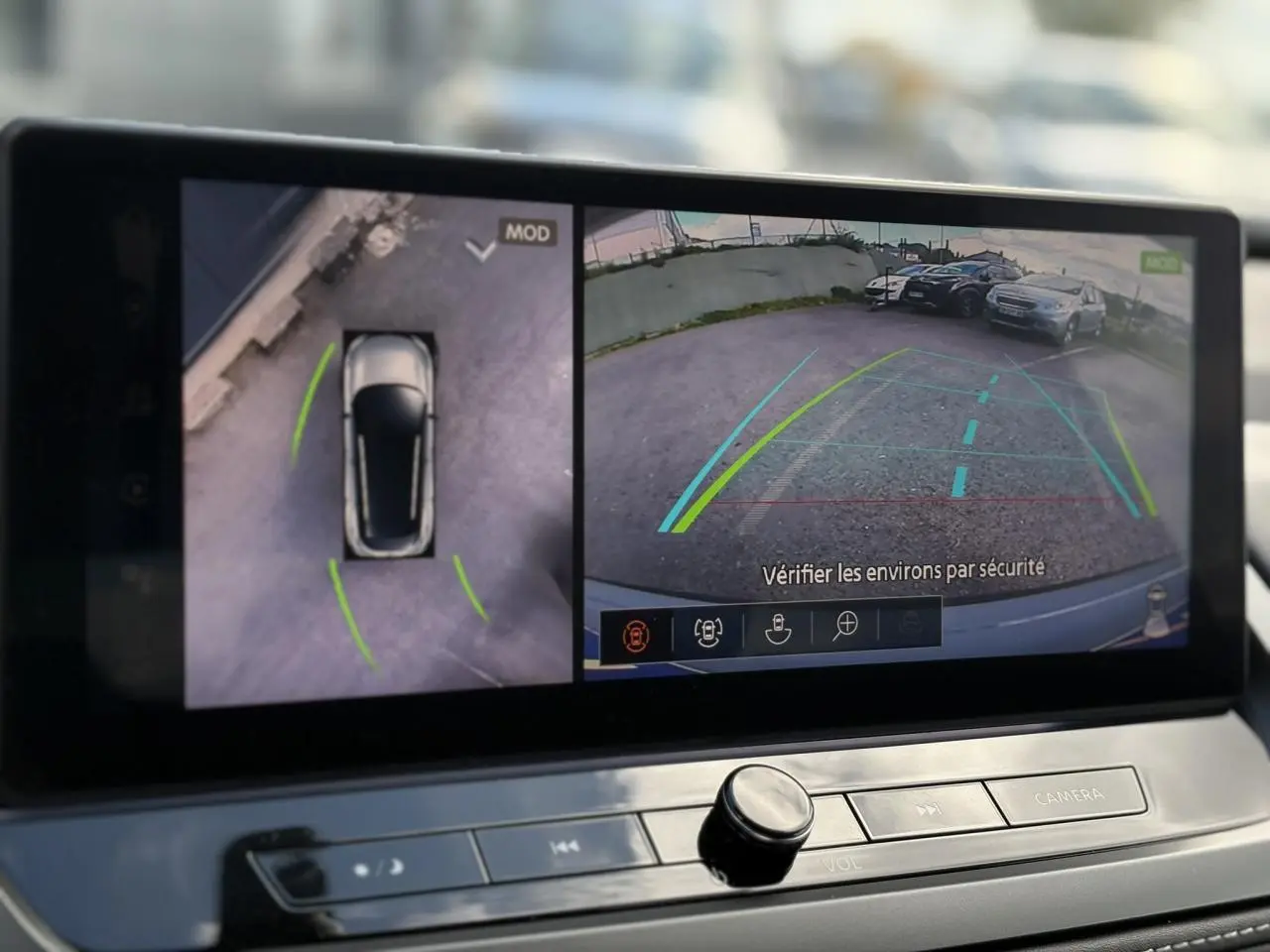 Affichage caméra 360° et recul sur écran intérieur du Nissan Qashqai gris Ceramic 2025 avec hayon électrique.