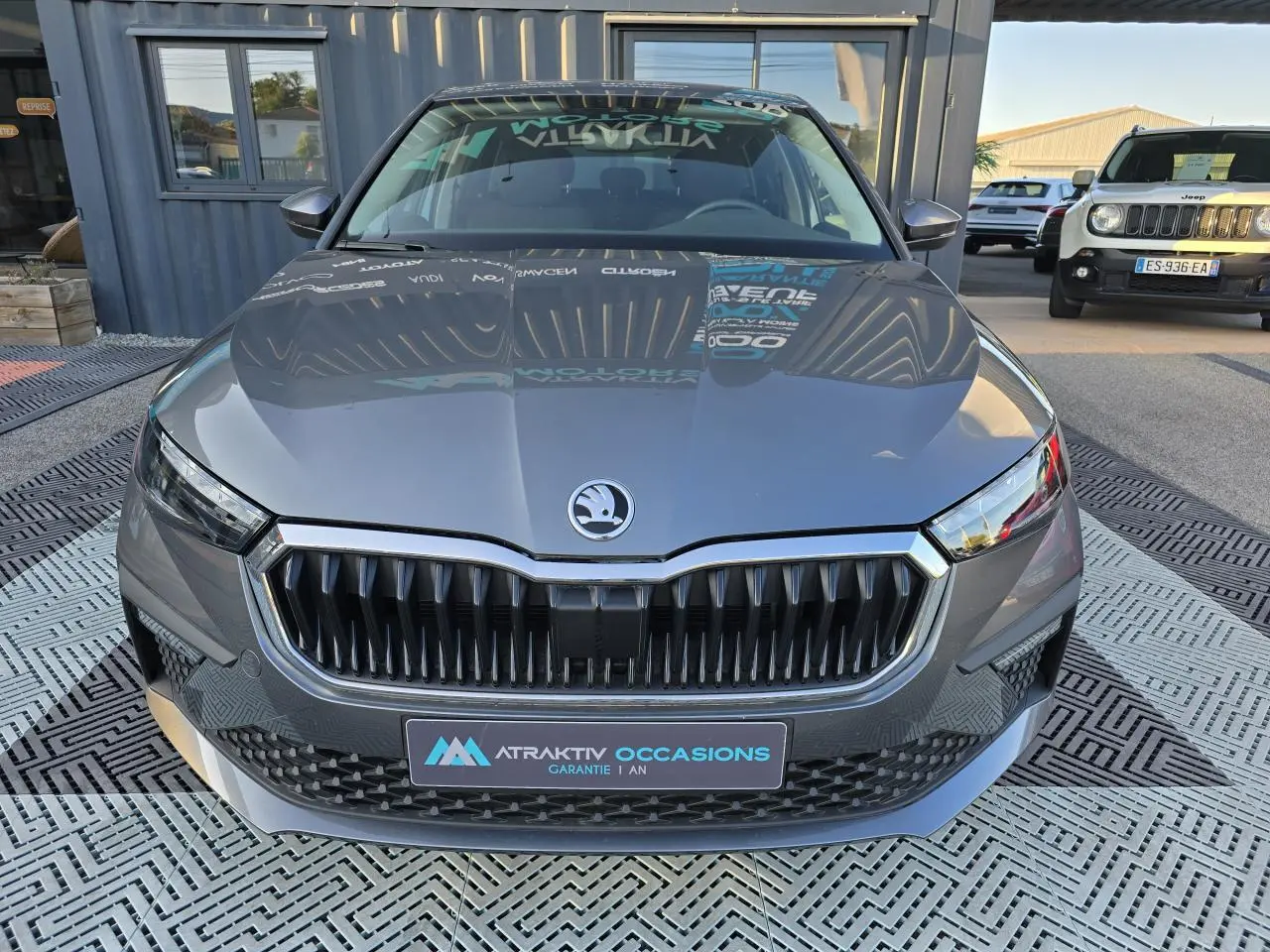 Vue avant d'une Skoda Scala 2024 gris graphite métallisé avec calandre chromée et phares Full LED.