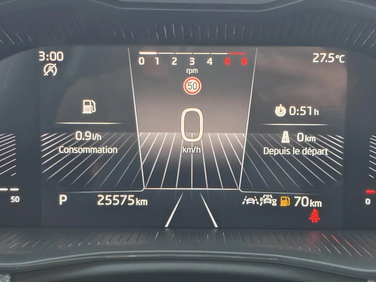 Affichage numérique du tableau de bord SKODA SCALA 2024 montrant vitesse, consommation et autonomie essence.