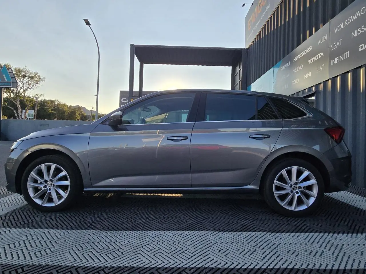 Vue latérale droite d'une Skoda Scala 2024 gris graphite métallisé avec jantes alliage 17 pouces Fornax argent.