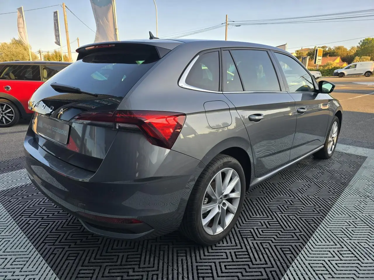 Vue 3/4 arrière droite d'une Skoda Scala 2024 gris graphite métallisé avec jantes alliage 17 pouces argent.