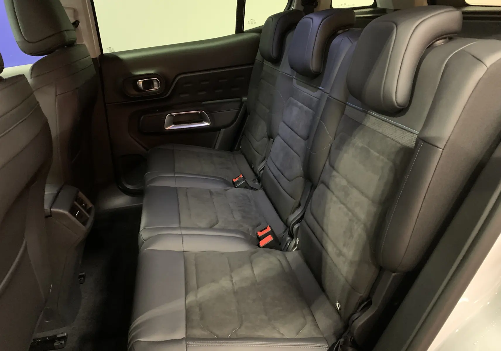 Volant en cuir noir de Citroën C5 Aircross Hybride 2024 vu de face avec tableau de bord numérique et écran tactile GPS.