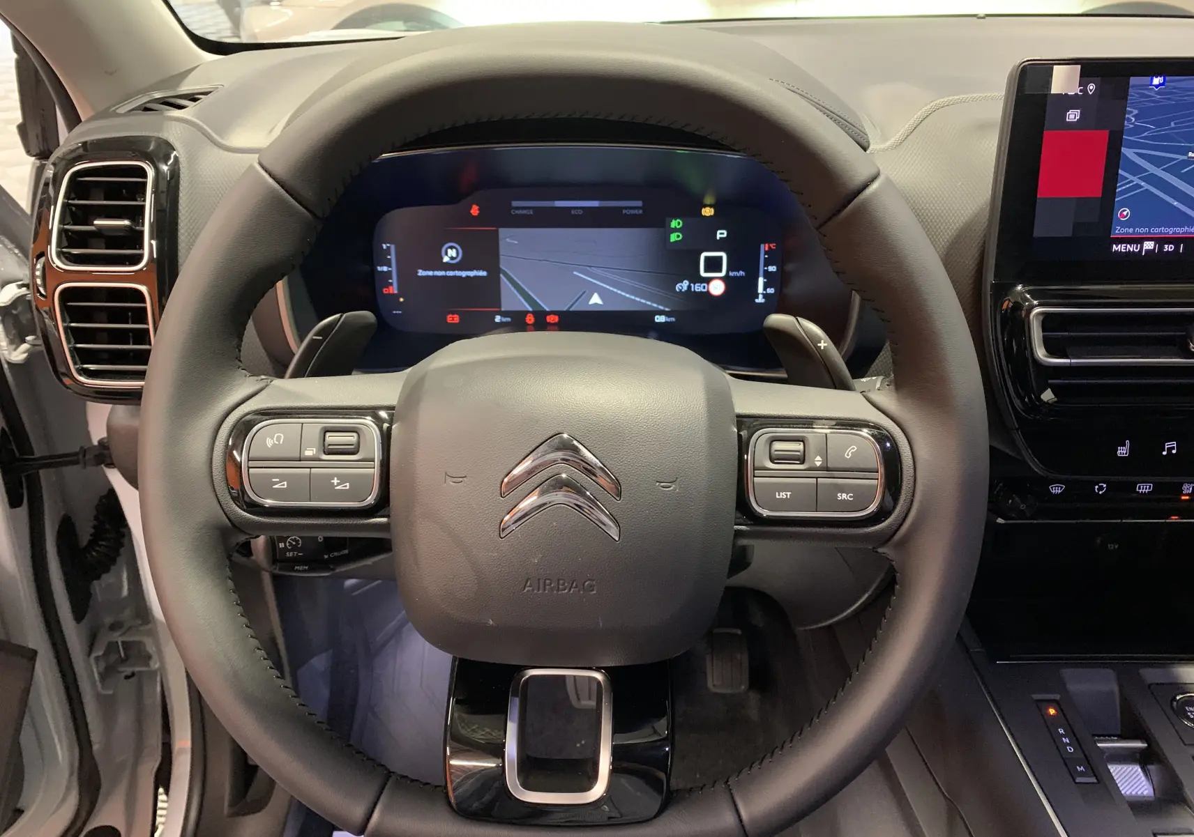 Tableau de bord numérique du Citroën C5 Aircross Hybride 136 Max affichant les alertes et indicateurs moteur.