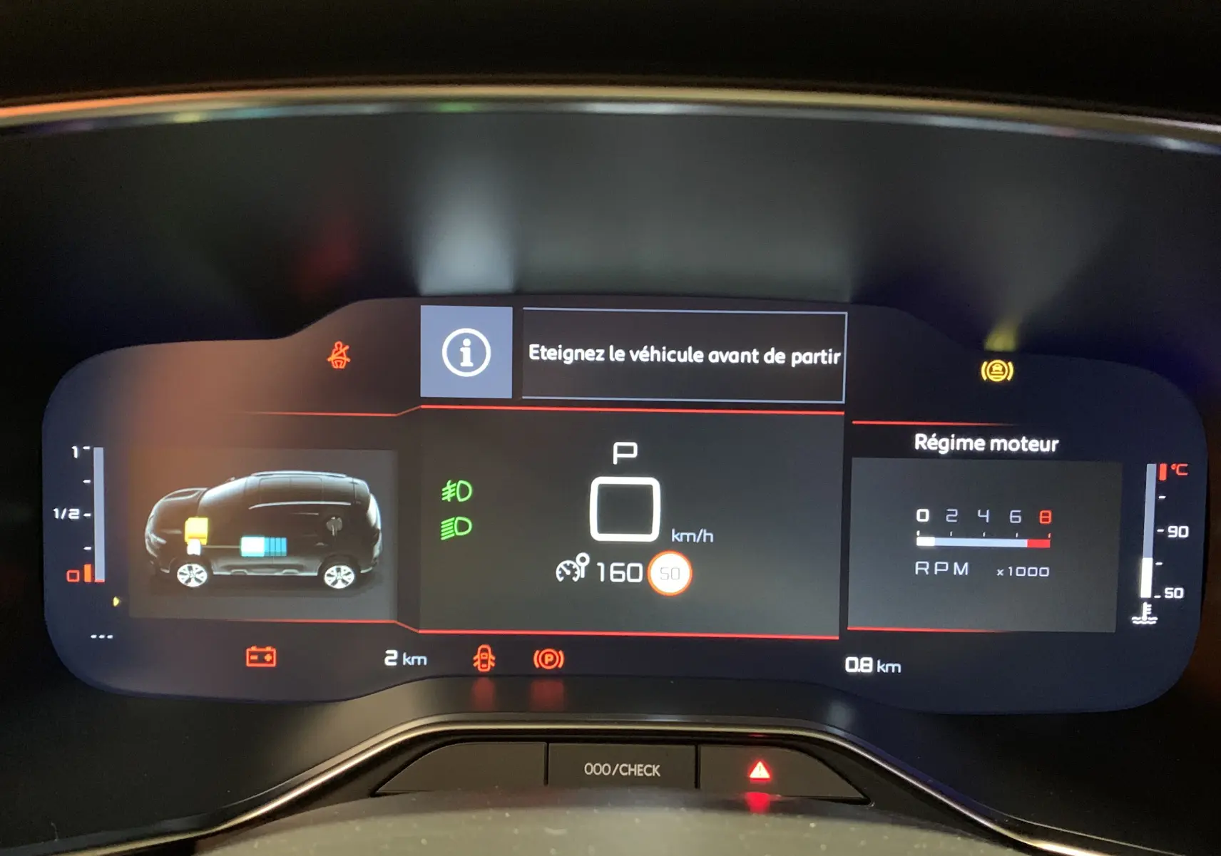 Tableau de bord numérique du Citroën C5 Aircross hybride blanc 2024 montrant navigation et indicateurs de vitesse et énergie.