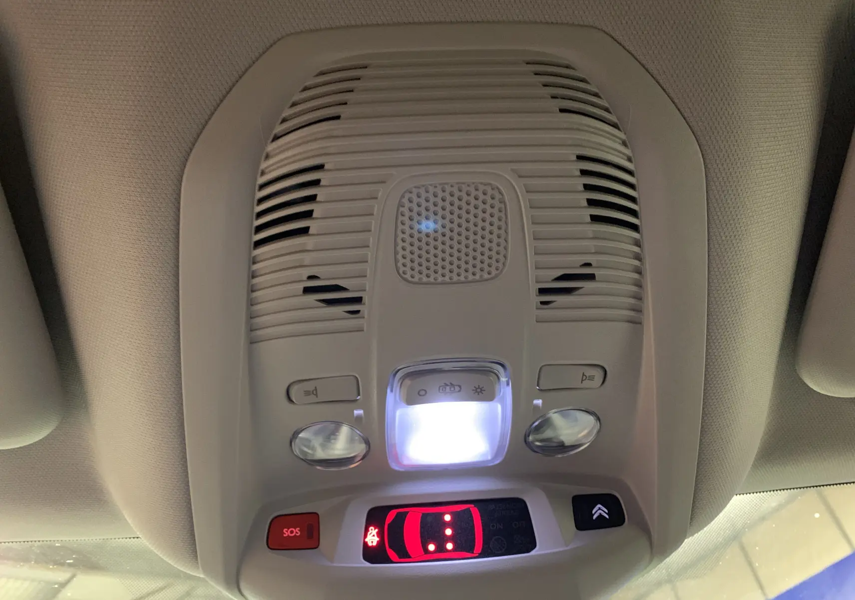 Plafonnier intérieur blanc avec éclairage et commandes, vue en gros plan du Citroën C5 Aircross Hybride 2024.