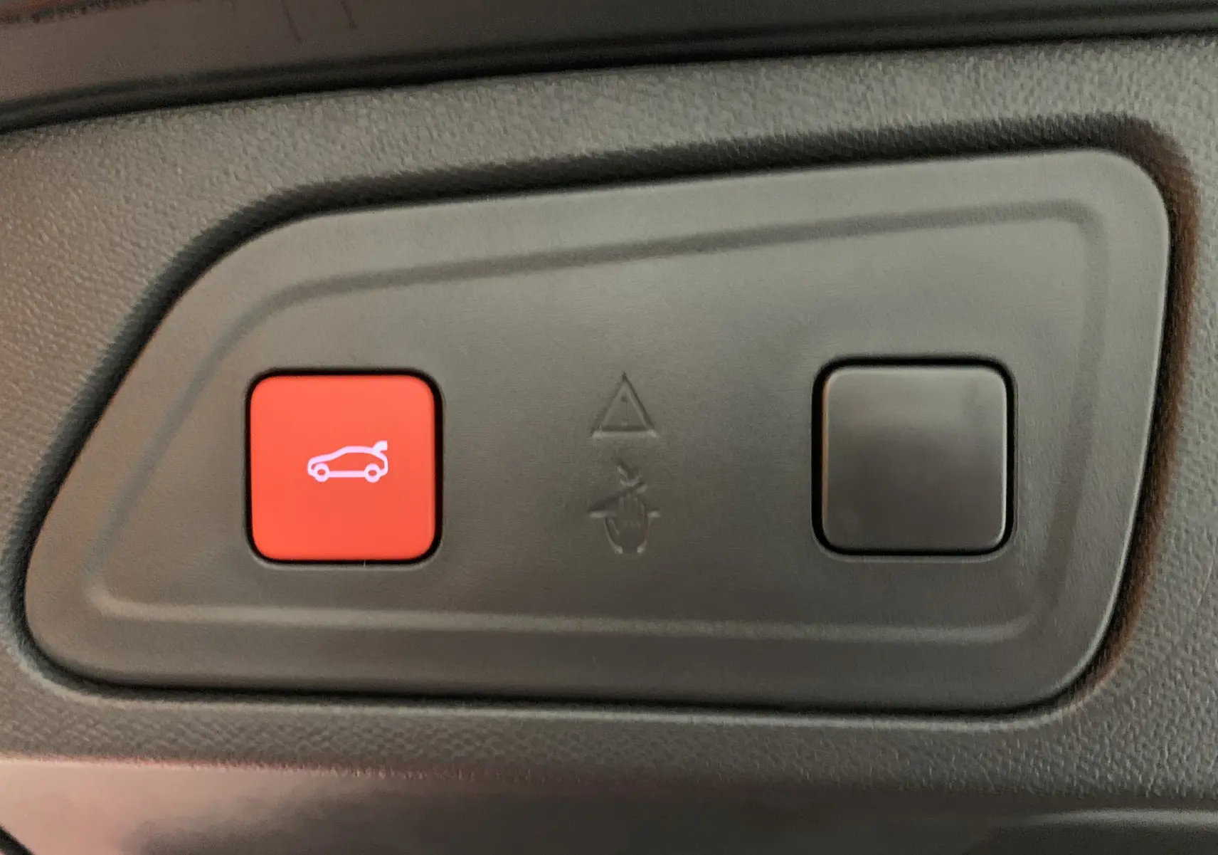 Vue intérieure côté conducteur du Citroën C5 Aircross hybride blanc 2024 avec tableau de bord numérique et écran tactile central.