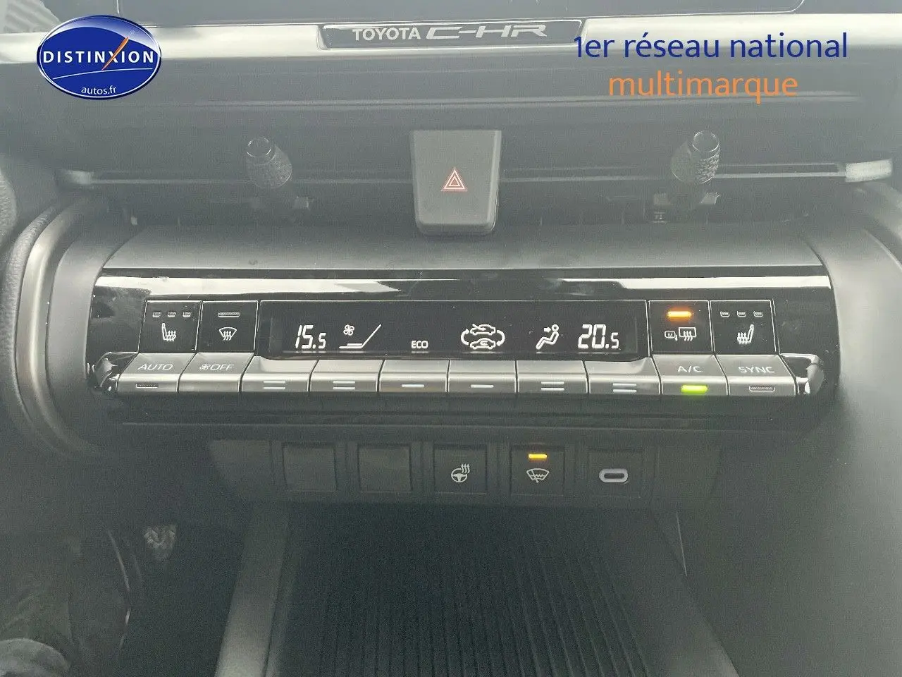 Détail de la console centrale du Toyota C-HR améthyste métal 2024, affichant la climatisation automatique et les sièges chauffants.