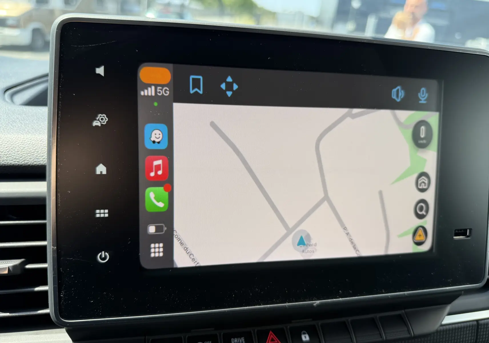 Écran tactile central du Renault Trafic Fourgon 2025 affichant une carte de navigation avec interface connectée.