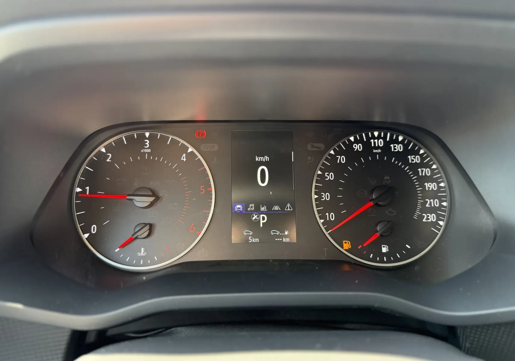 Tableau de bord du Renault Trafic Fourgon 2025 affichant vitesse à zéro et jauge de carburant basse.