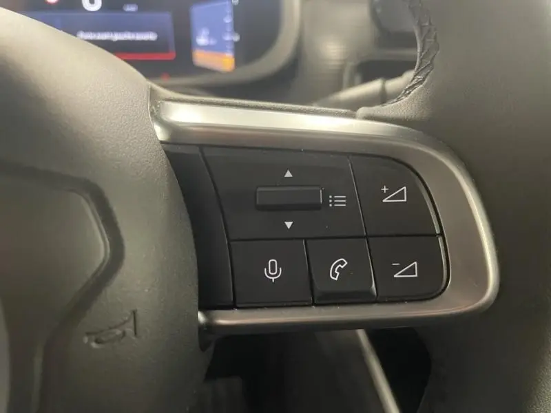 Gros plan sur les commandes au volant côté droit du Jeep Avenger 2025, finition Altitude, avec boutons de volume et appels.