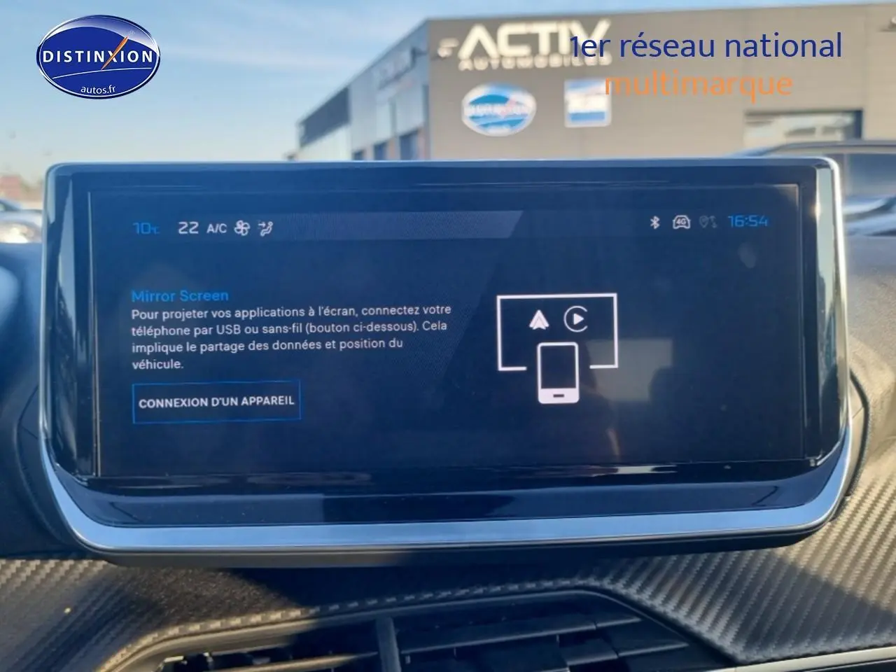 Écran tactile central de la Peugeot 208 1.2 100 Allure 2025 avec affichage de connexion Mirror Screen.