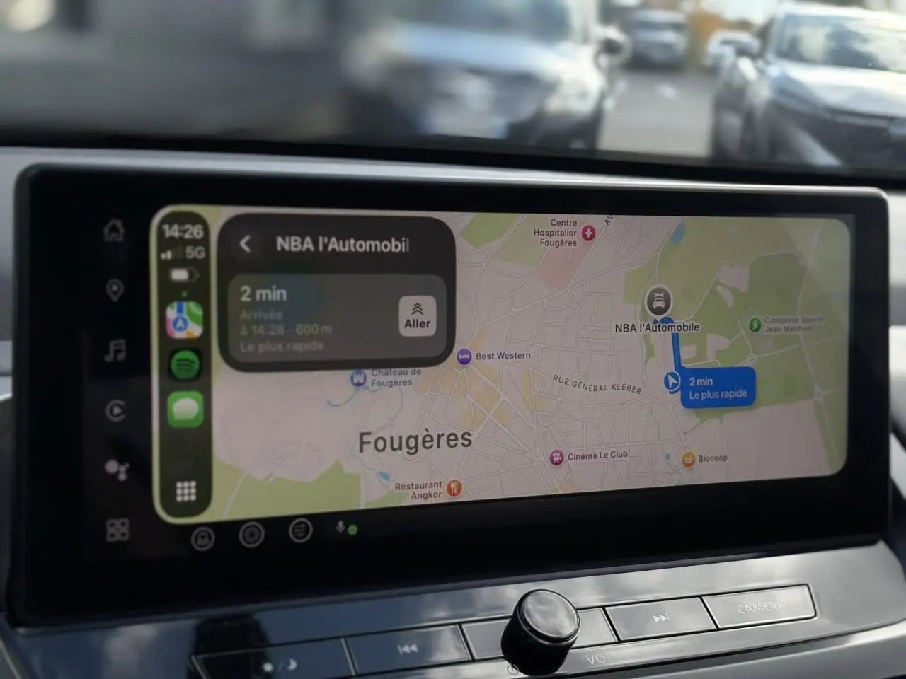 Écran tactile central du Nissan Qashqai 2025 affichant la navigation GPS avec itinéraire vers Fougères.