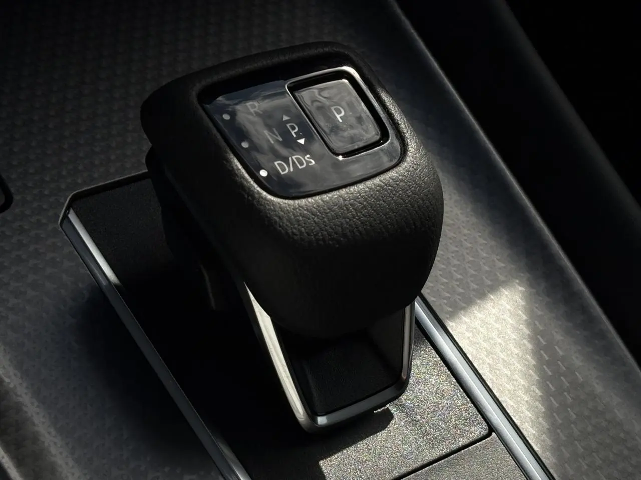 Le levier de vitesses automatique noir du Nissan Qashqai 2025, vu en gros plan dans l'habitacle.