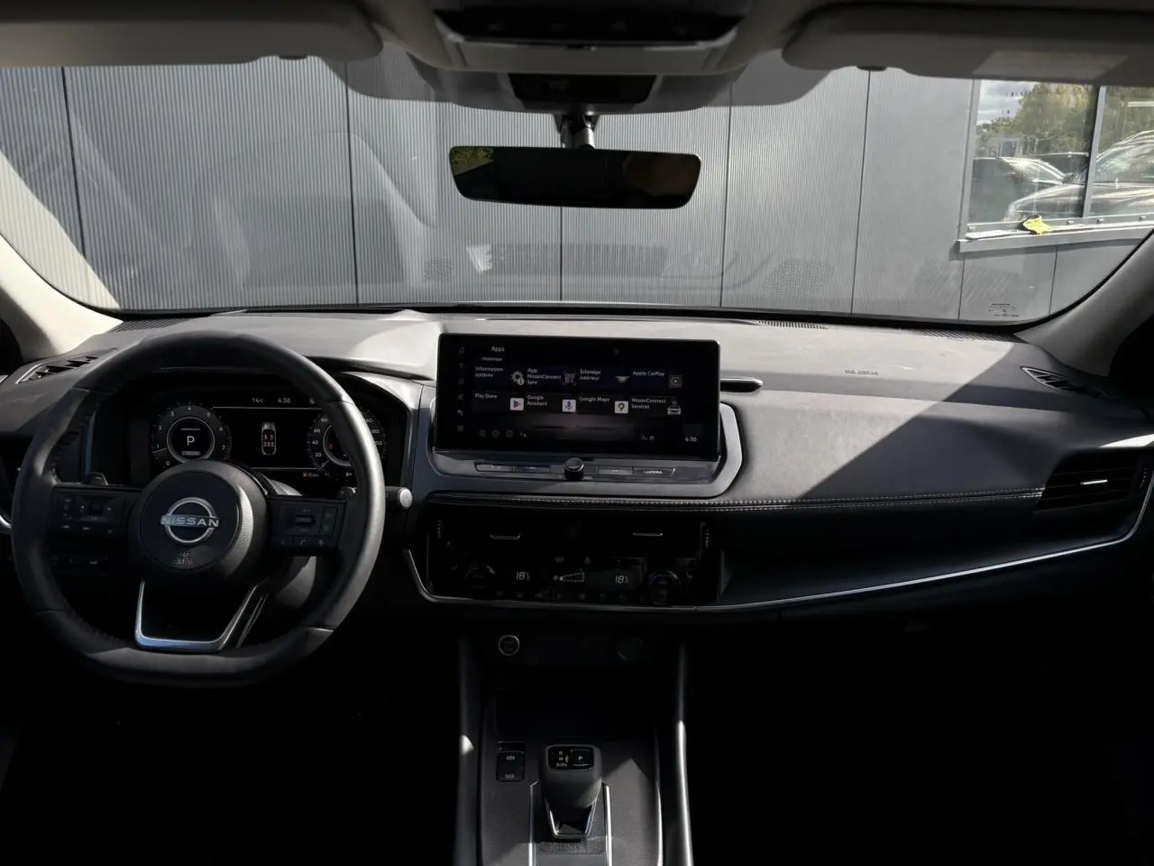Vue intérieure du tableau de bord et volant cuir noir du Nissan Qashqai 2025 avec écran tactile central.