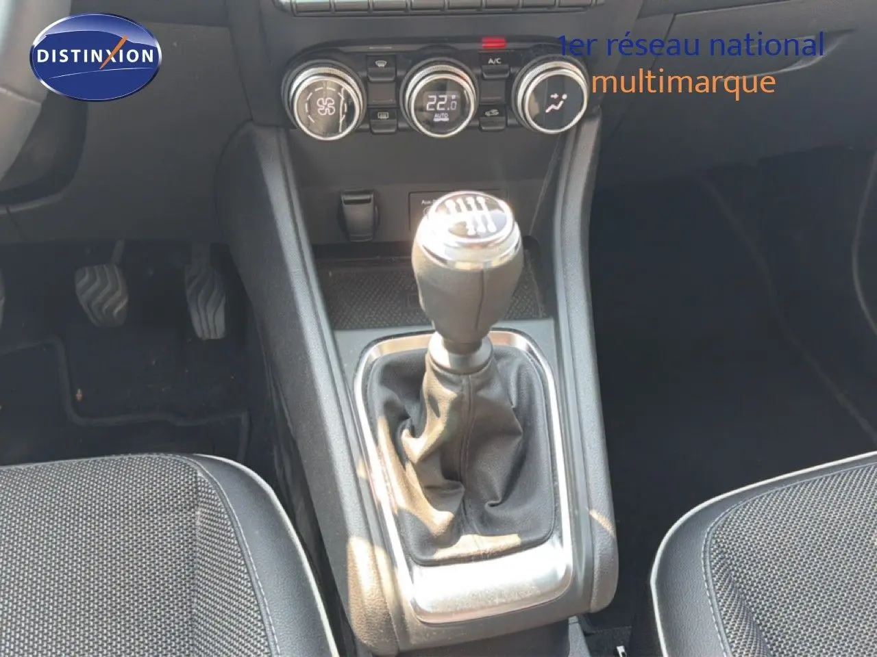 Vue rapprochée de la console centrale du Renault Captur bleu marine fumé 2022, avec levier de vitesse manuel visible.