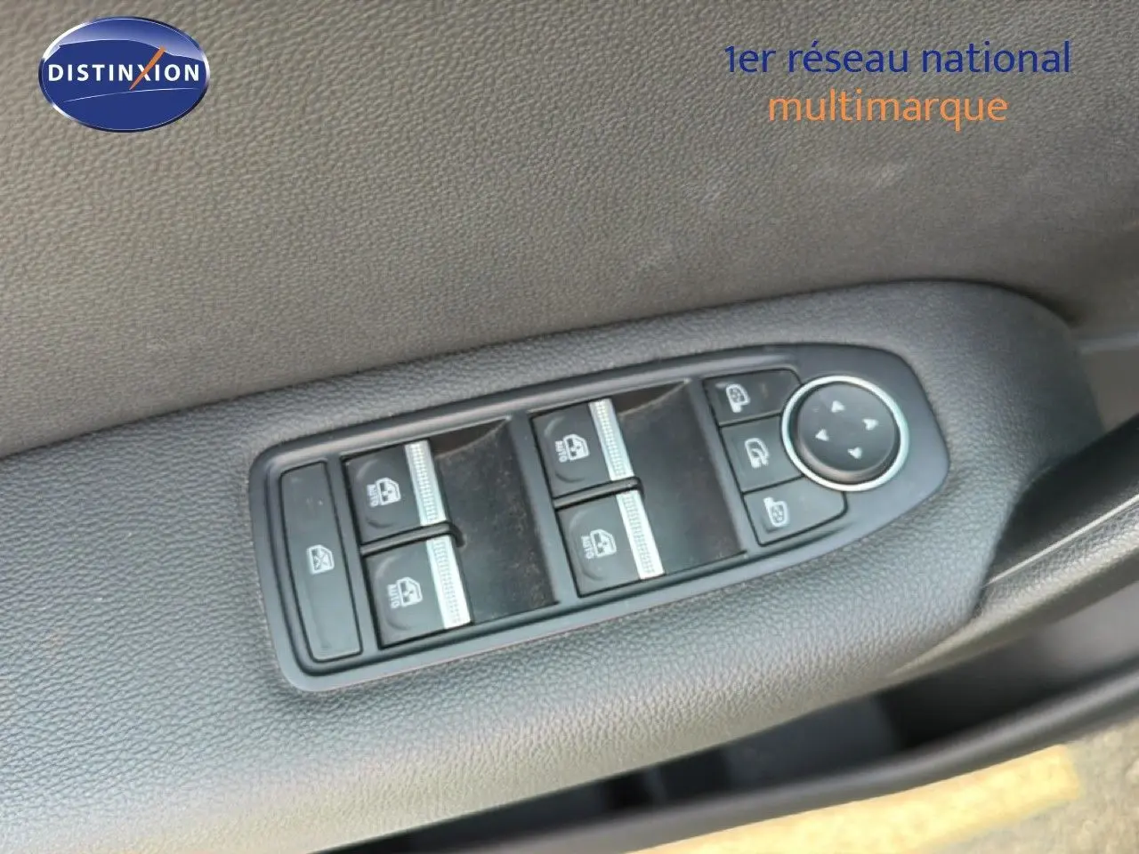 Panneau de commandes des vitres et rétroviseurs côté gauche intérieur d’un Renault Captur bleu marine fumé 2022.