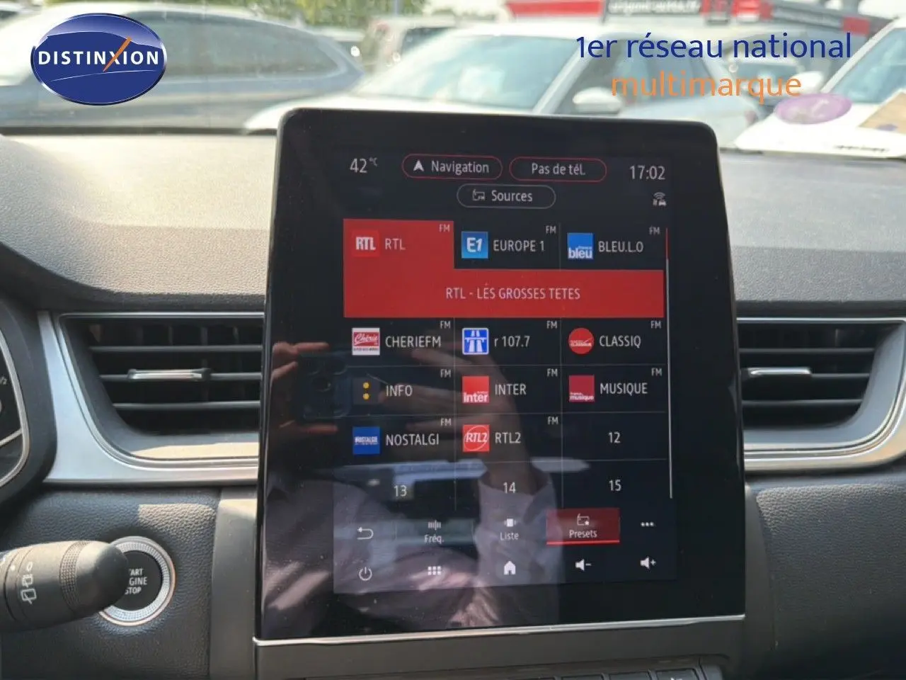 Vue intérieure du tableau de bord du Renault Captur 2022, écran tactile central affichant les stations radio.