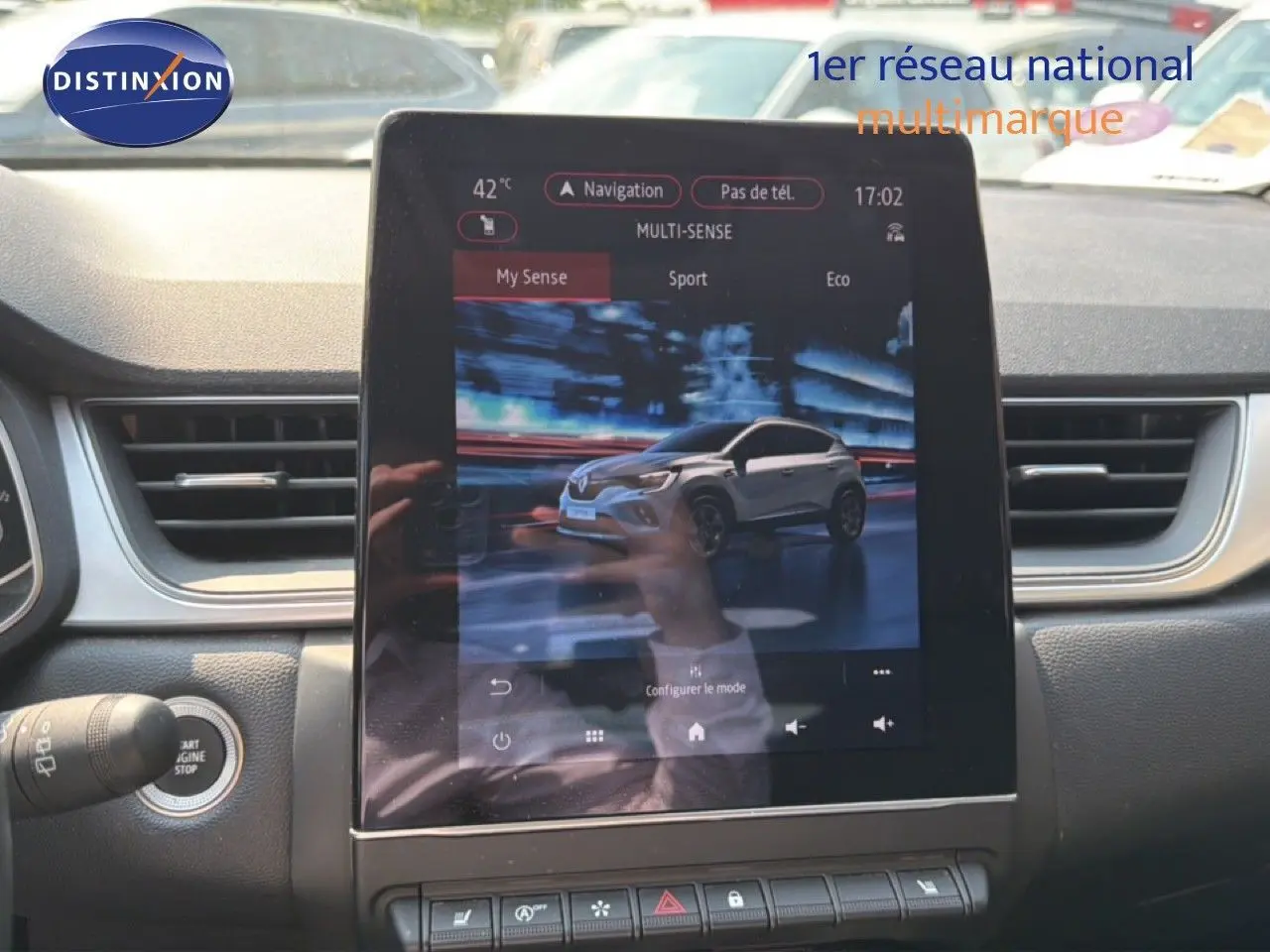 Écran tactile central du tableau de bord du Renault Captur 2022, affichant le mode de conduite, intérieur noir.