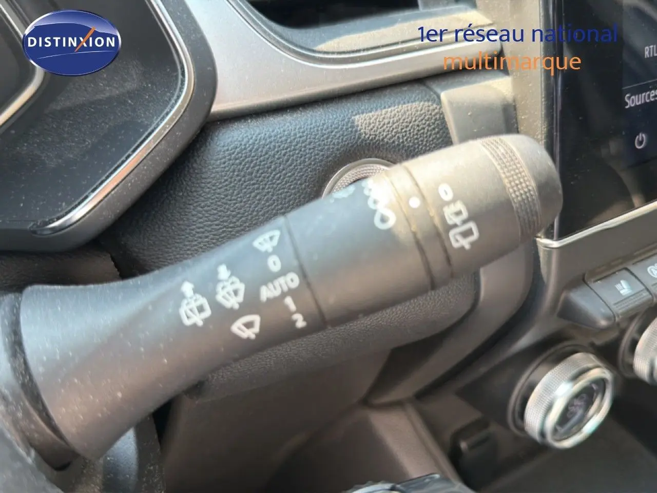 Gros plan sur la commande des essuie-glaces dans l’habitacle d’un Renault Captur bleu marine fumé 2022.