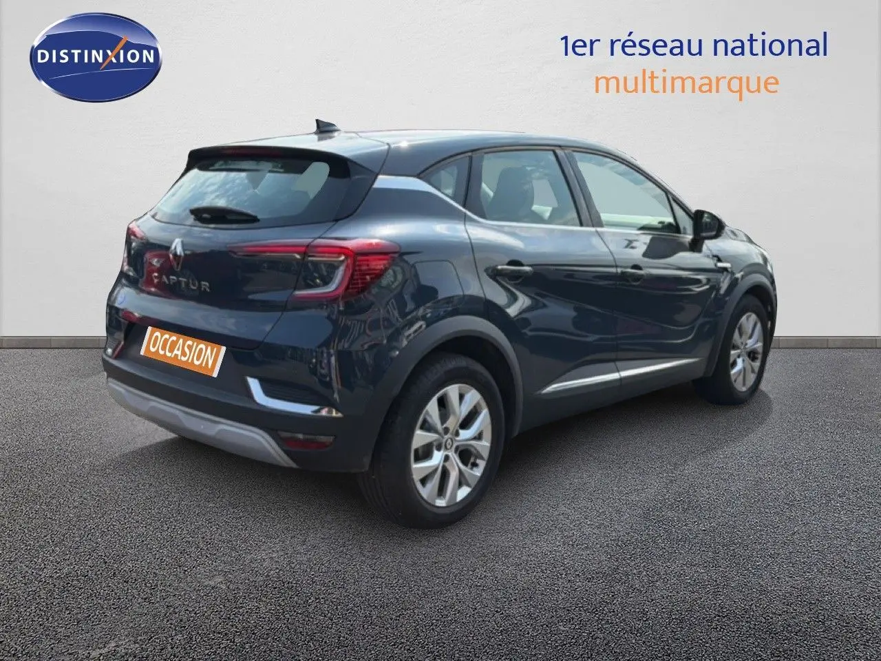 Vue 3/4 arrière droite d’un Renault Captur bleu marine fumé 2022 avec logo et feux arrière distinctifs.