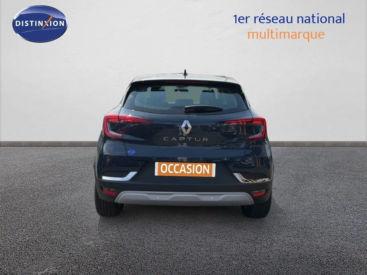 Vue arrière du Renault Captur bleu marine fumé de 2022, version hybride essence avec badge et feux LED distinctifs.