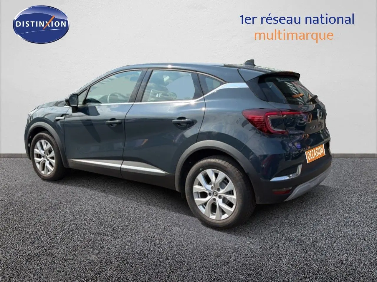 Renault Captur 2022 bleu marine fumé en vue profil côté gauche, SUV compact avec jantes alliage et détails chromés.