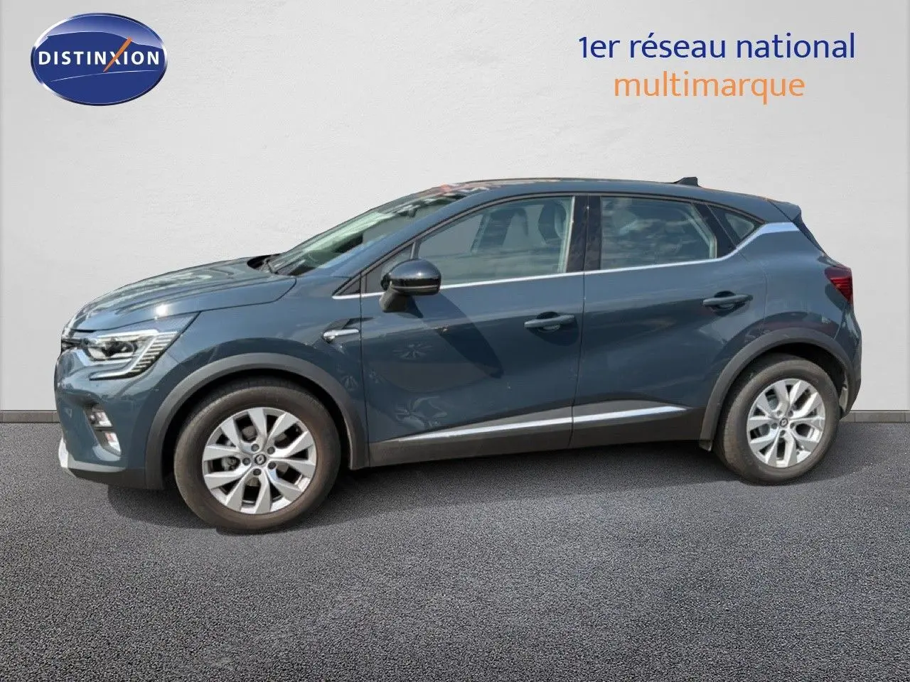Profil côté gauche du Renault Captur 2022 bleu marine fumé, version hybride essence, avec jantes alliage et détails noirs.