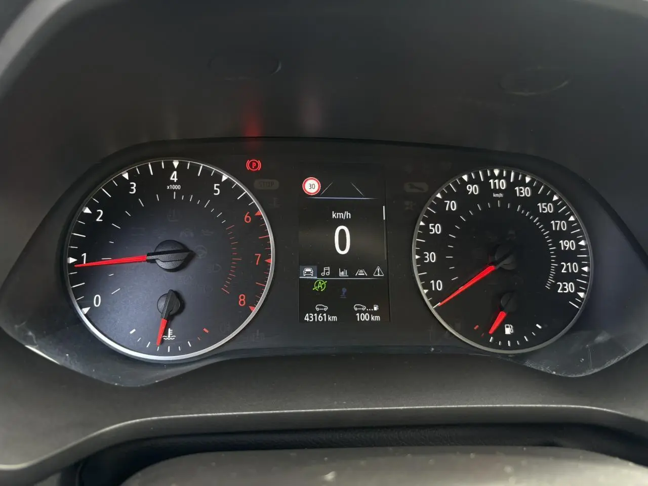 Tableau de bord du Renault Captur TCE 90 Business 2022, affichage digital et compteurs analogiques au ralenti.