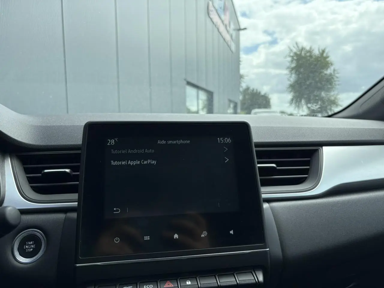 Écran tactile central du tableau de bord du Renault Captur blanc nacré 2022 affichant Apple Car Play.