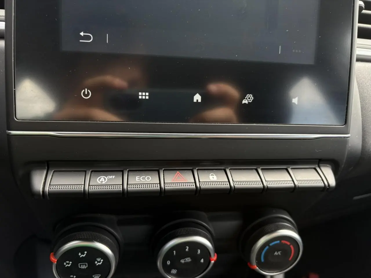 Gros plan sur la console centrale du Renault Captur blanc nacré 2022, avec commandes climatisation et mode Eco visibles.