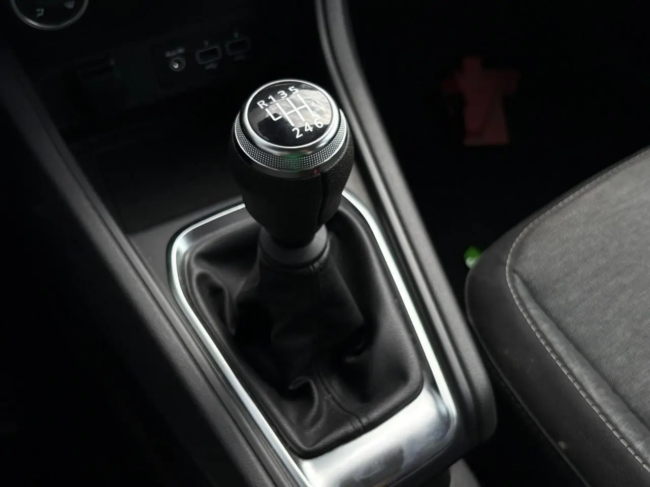 Le levier de vitesses manuel noir du Renault Captur TCE 90 Business vu en gros plan côté conducteur.