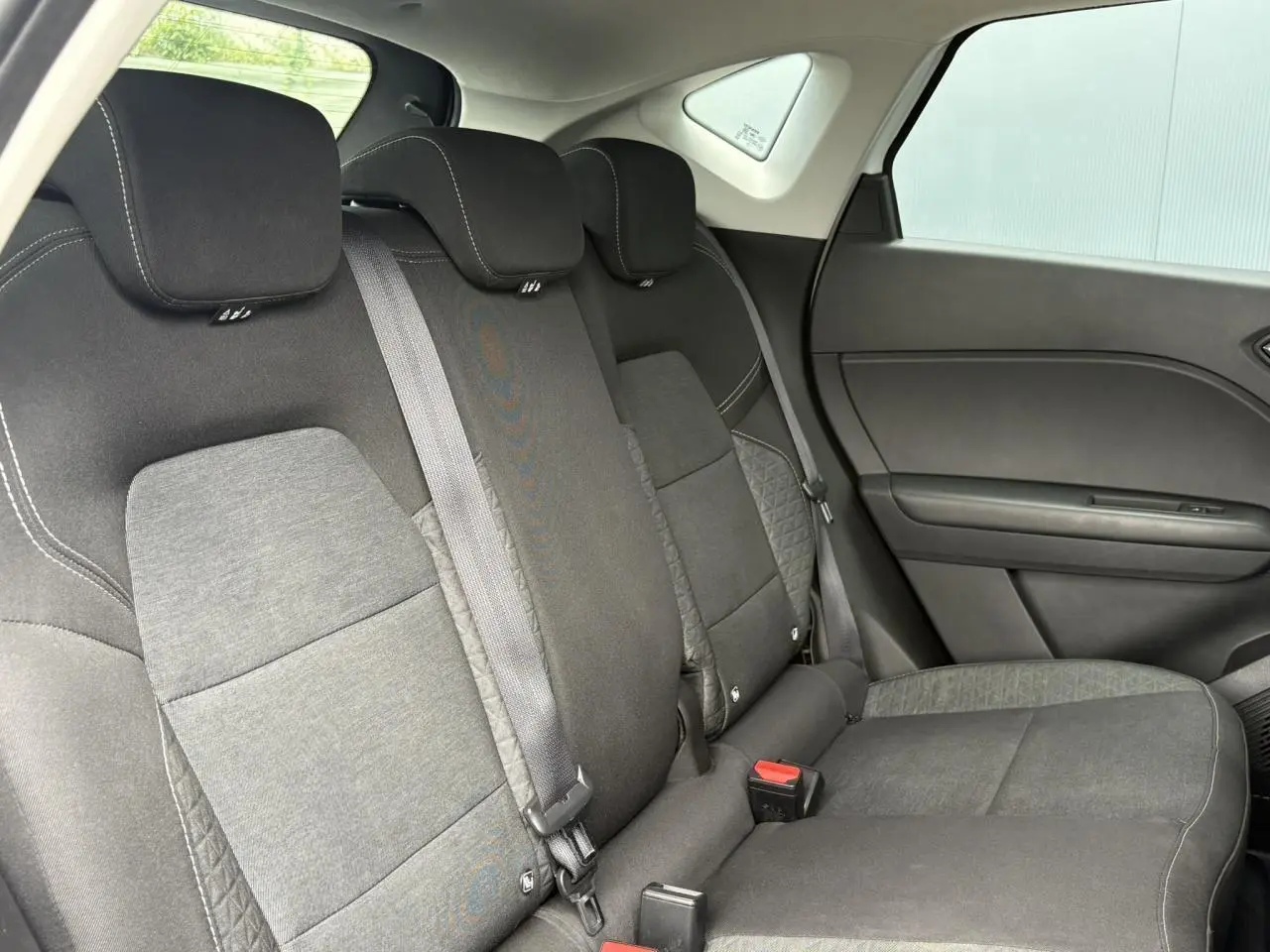 Vue côté droit de la banquette arrière en tissu gris et noir du Renault Captur blanc nacré 2022 TCE 90 Business.